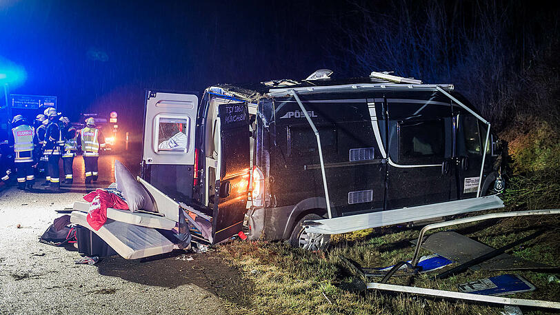 Der Fahrer des Kleintransporters wurde aus seinem Fahrzeug geschleudert und verstarb noch vor Ort. Die Bilder von der A9.