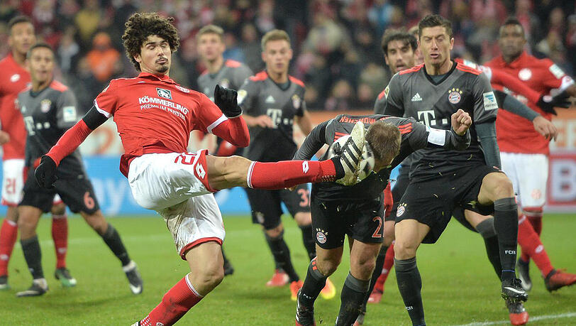 Stark abstiegsbedroht ist Mainz 05 (l. Andre Ramalho), das in München gastiert. Das Hinspiel gewannen Philipp Lahms (M.) Bayern mit 3:1. Stark abstiegsbedroht ist Mainz 05 (l. Andre Ramalho), das in München gastiert. Das Hinspiel gewannen Philipp Lahms (M.) Bayern mit 3:1.