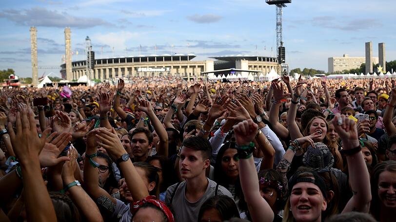 Besucher feiern auf einem Musikfestival in Deutschland. (Symbolbild)