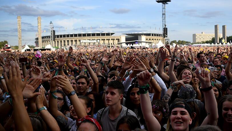 Besucher feiern auf einem Musikfestival in Deutschland. (Symbolbild) Besucher feiern auf einem Musikfestival in Deutschland. (Symbolbild)