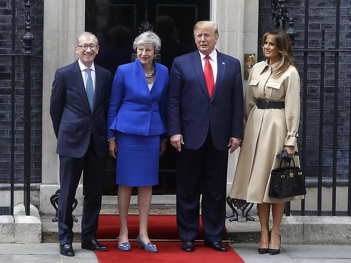 Gruppenbild vor der 10 Downing Street: Philip May und die britische Premierministerin Theresa May empfangen Donald Trump und seine Frau Melania.