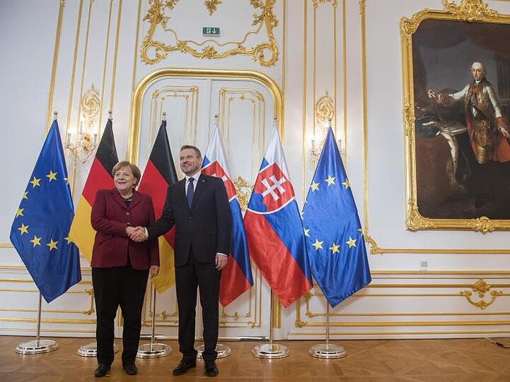 Peter Pellegrini, Ministerpräsident der Slowakei, empfängt Bundeskanzlerin Merkel zum V4+Deutschland-Gipfel.