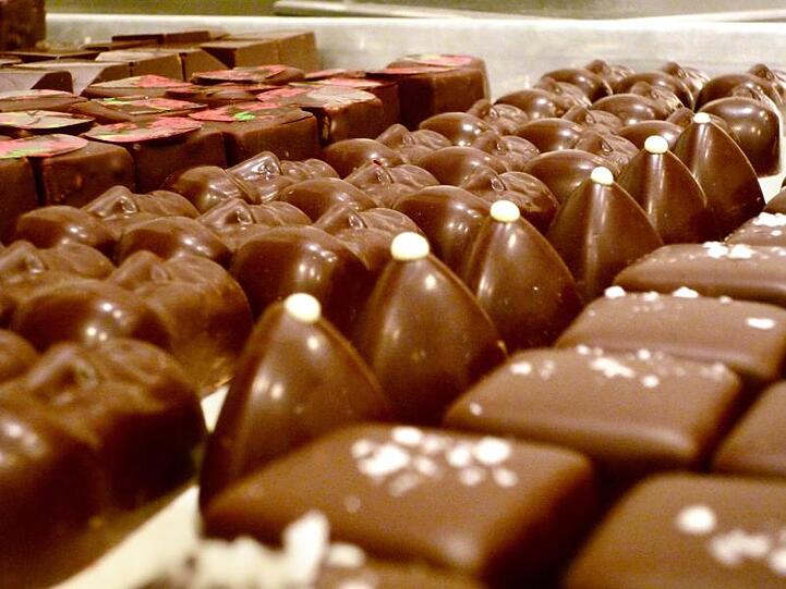 Die von Sebastian Brecht entworfene Yuzu- Praline (mittlere Reihe) im Schokoladengeschäft "Obessive Chocolate Disorder".