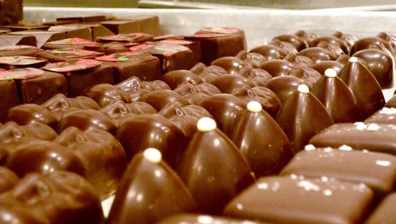 Die von Sebastian Brecht entworfene Yuzu- Praline (mittlere Reihe) im Schokoladengeschäft "Obessive Chocolate Disorder". Die von Sebastian Brecht entworfene Yuzu- Praline (mittlere Reihe) im Schokoladengeschäft "Obessive Chocolate Disorder".