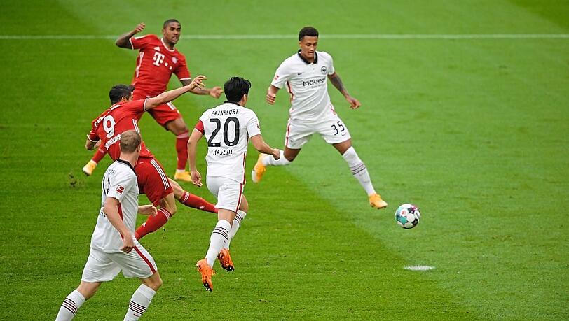 Das 1:0! Lewandowski schießt nach Coman-Vorlage mit dem etwas schwächeren linken Fuß ein.