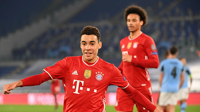 Jamal Musiala freut sich über sein erstes Champions-League-Tor.