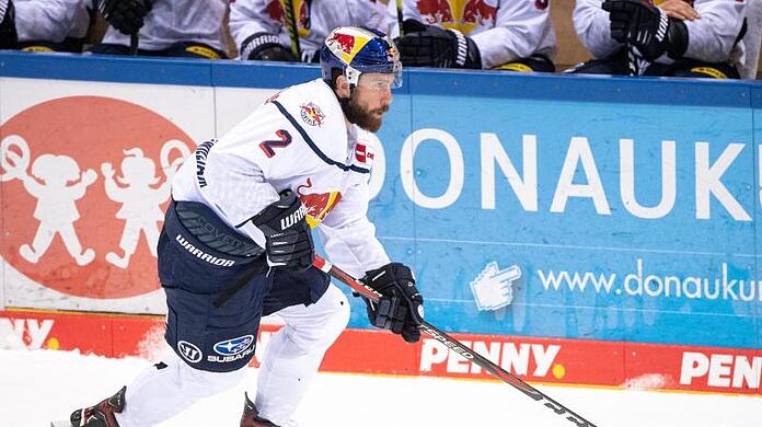 Münchens Andrew Macwilliam spielt den Puck.