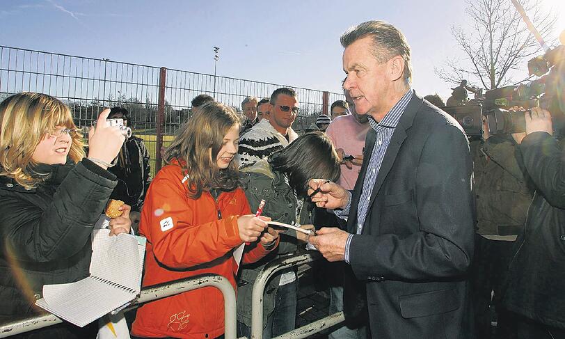 Die Stars zum Anfassen? Die Zeiten sind bei den Bayern vorerst vorbei. Hitzfeld, hier noch hautnah bei den Fans, will für seine Truppe Ruhe haben. Foto: firo/AK
