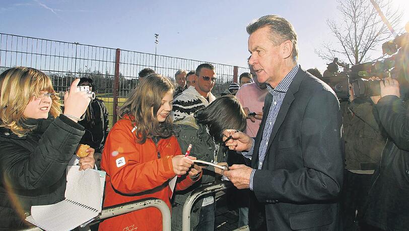 Die Stars zum Anfassen? Die Zeiten sind bei den Bayern vorerst vorbei. Hitzfeld, hier noch hautnah bei den Fans, will für seine Truppe Ruhe haben. Foto: firo/AK Die Stars zum Anfassen? Die Zeiten sind bei den Bayern vorerst vorbei. Hitzfeld, hier noch hautnah bei den Fans, will für seine Truppe Ruhe haben. Foto: firo/AK