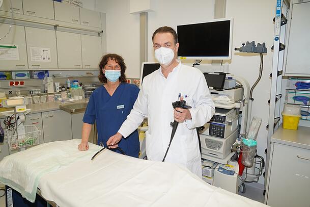 Und hier könnte die Vorsorgeuntersuchung stattfinden: Enrico De Toni zeigt mit seiner Kollegin Sabine Blümel Krankenbett und Geräte. Und hier könnte die Vorsorgeuntersuchung stattfinden: Enrico De Toni zeigt mit seiner Kollegin Sabine Blümel Krankenbett und Geräte.
