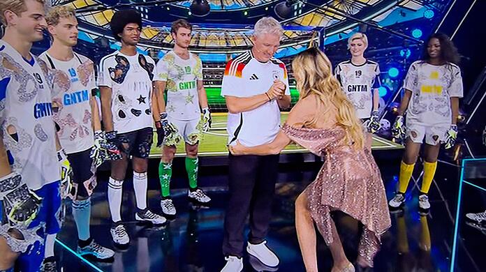 Beherzter Griff: Heidi Klum fasst Schweinsteiger an den Hosenbund