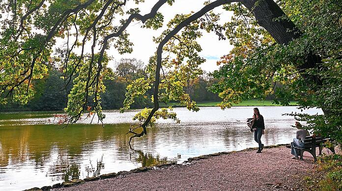 Der Schlosspark in Nymphenburg ist zu jeder Jahreszeit schön. Im Herbst aber hat der Park, der übrigens Anfang des 19. Jahrhunderts vom Barockgarten zum Landschaftsgarten umgestaltet wurde, einen besonderen verwunschenen Zauber.