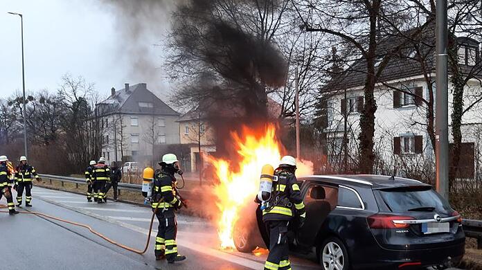 Feuerwehrleute bekämpfen den Fahrzeugbrand. Foto: Feuerwehr