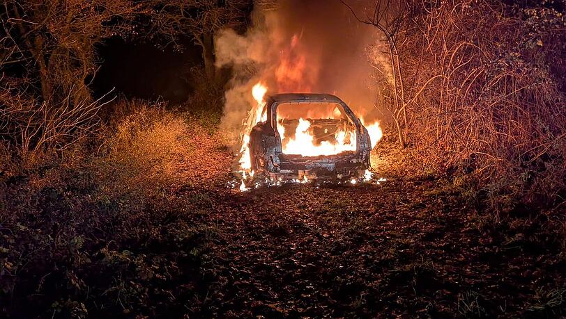 Ein Audi hat im Landkreis Landshut gebrannt. Sechs Stunden waren die Feuerwehrleute am Einsatzort beschäftigt.