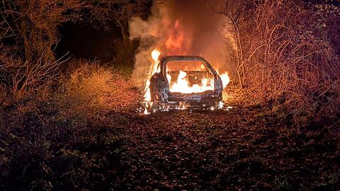 Ein Audi hat im Landkreis Landshut gebrannt. Sechs Stunden waren die Feuerwehrleute am Einsatzort beschäftigt.