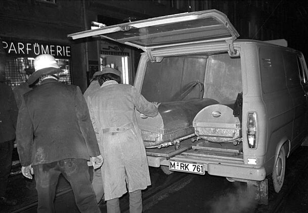 Todesopfer werden in Zinksärgen abtransportiert. Bei einem Großfeuer im Alten- und Fremdenheim der israelischen Kultusgemeinde (IKG) in München am 13.02.1970 sind sieben Menschen ums Leben gekommen. Ursache des Feuers war ein Brandanschlag. Todesopfer werden in Zinksärgen abtransportiert. Bei einem Großfeuer im Alten- und Fremdenheim der israelischen Kultusgemeinde (IKG) in München am 13.02.1970 sind sieben Menschen ums Leben gekommen. Ursache des Feuers war ein Brandanschlag.