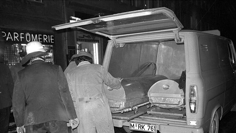 Todesopfer werden in Zinks&auml;rgen abtransportiert. Bei einem Gro&szlig;feuer im Alten- und Fremdenheim der israelischen Kultusgemeinde (IKG) in M&uuml;nchen am 13.02.1970 sind sieben Menschen ums Leben gekommen. Ursache des Feuers war ein Brandanschlag.