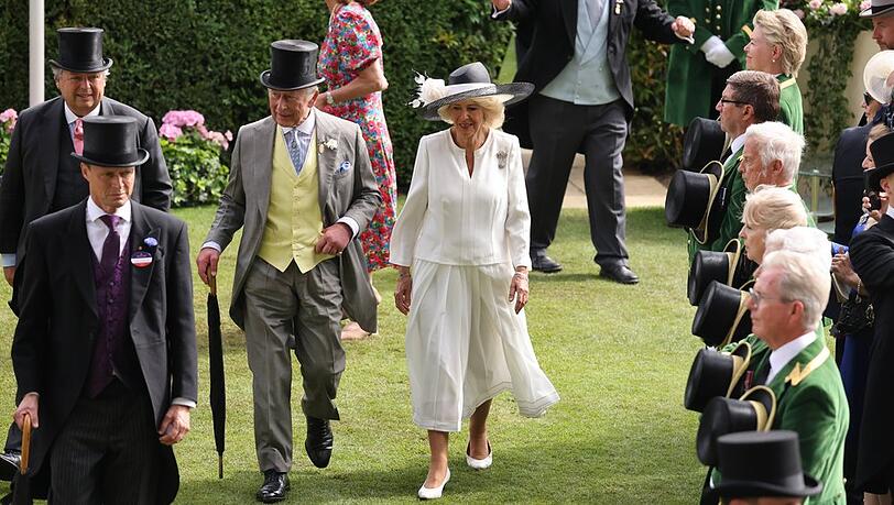 Mit Zylinder, Frack, Krawatte und Weste: K&ouml;nig Charles beim Royal Ascot, hier begleitet von K&ouml;nigin Camilla.