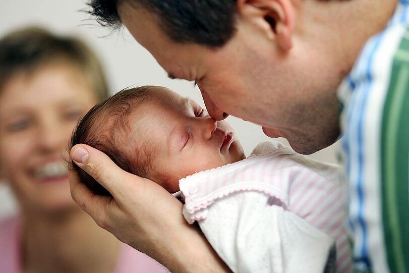 Die Neuregelung zur Elternzeit 2007 hat auch viele Väter für die berufliche Auszeit begeistert. Für viele Kommt nun die Rechnung: Kündigung und geringerer Anspruch auf Arbeitslosengeld.