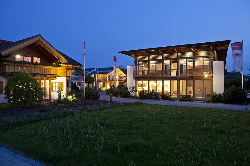 Darf&rsquo;s ein traditionelles Haus mit dunklem Holz und Giebel sein &ndash; oder lieber ganz schlicht und mit viel Glas? Wer Lust aufs Bauen hat, lässt sich im Bauzentrum Poing inspirieren.