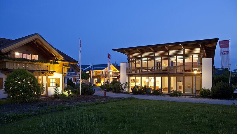 Darf’s ein traditionelles Haus mit dunklem Holz und Giebel sein – oder lieber ganz schlicht und mit viel Glas? Wer Lust aufs Bauen hat, lässt sich im Bauzentrum Poing inspirieren. Darf’s ein traditionelles Haus mit dunklem Holz und Giebel sein – oder lieber ganz schlicht und mit viel Glas? Wer Lust aufs Bauen hat, lässt sich im Bauzentrum Poing inspirieren.