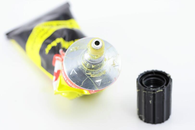 &bdquo;Klebt schnell mit Superkraft &ndash; für alle Materialien&ldquo;: Mit diesen Worten wirbt ein Hersteller für seinen Sekundenkleber.