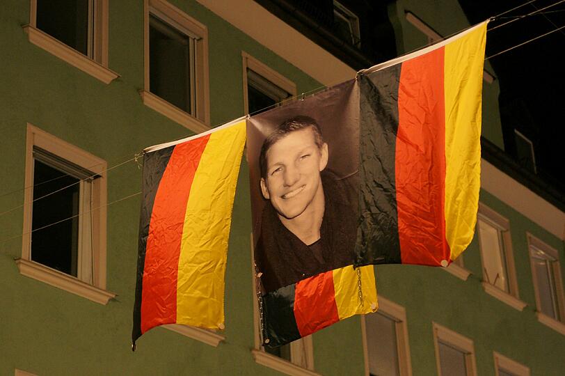 Public Viewing am Nockherberg und in dwer Kultfabrik, Basti Schweinsteiger hängt im Foto quer über die Reichenbachssraße, die Bilder vom Fußball-Wahnsinn aus München.