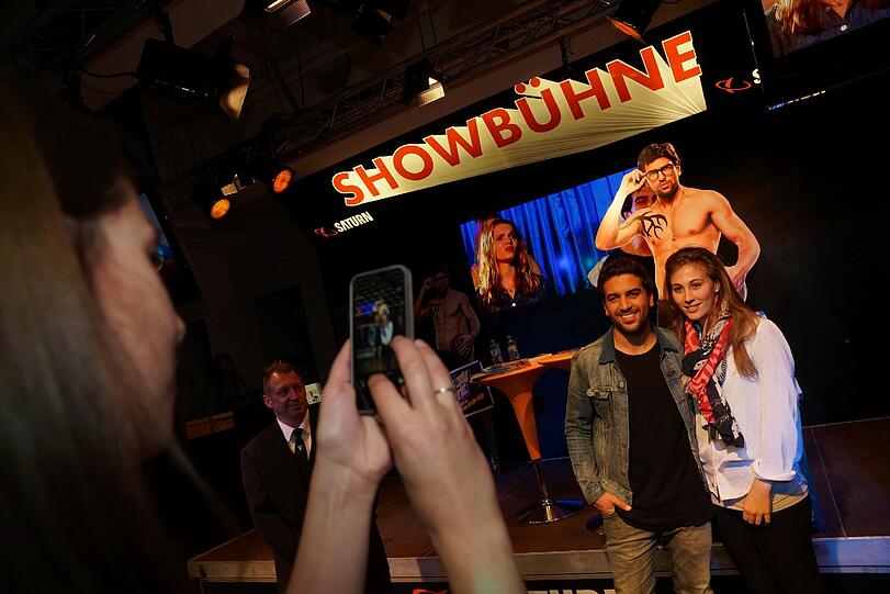 Vor allem junge Mädchen stellten sich stundelang an, um ein Foto mit ihrem Schwarm Elyas zu bekommen.