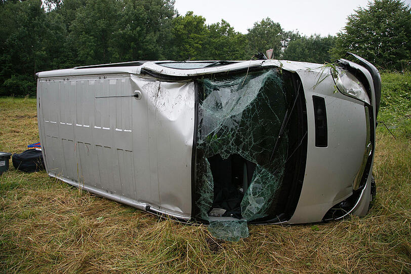 Der Transporter landete auf einer Kuhweide. Die Insassen wurden leicht verletzt. Vom Unfallverursacher fehlt jede Spur.