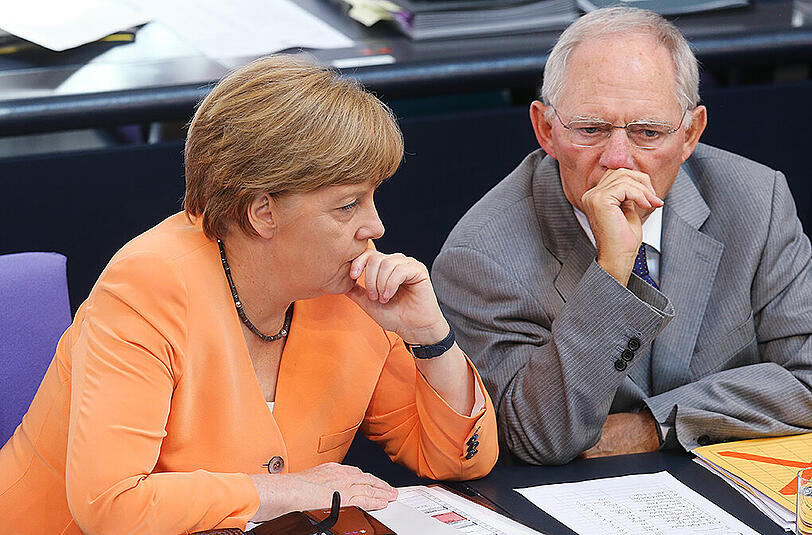 Angela Merkel und Wolfgang Schäuble wollen das Ergebnis der Volksbefragung abwarten.