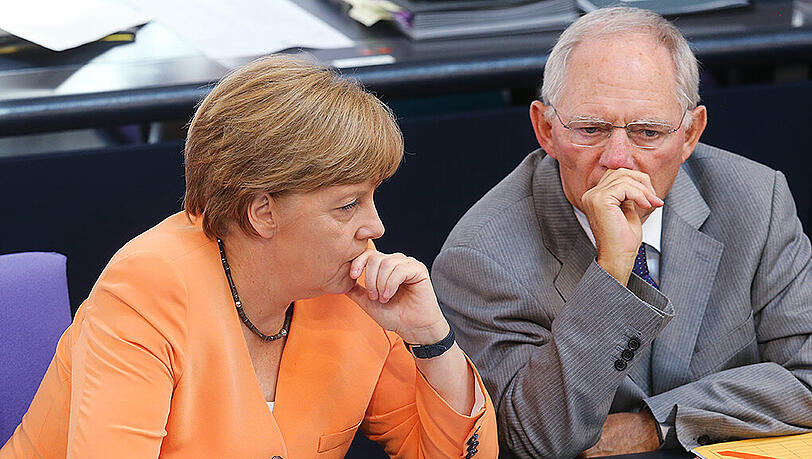 Angela Merkel und Wolfgang Schäuble wollen das Ergebnis der Volksbefragung abwarten. Angela Merkel und Wolfgang Schäuble wollen das Ergebnis der Volksbefragung abwarten.