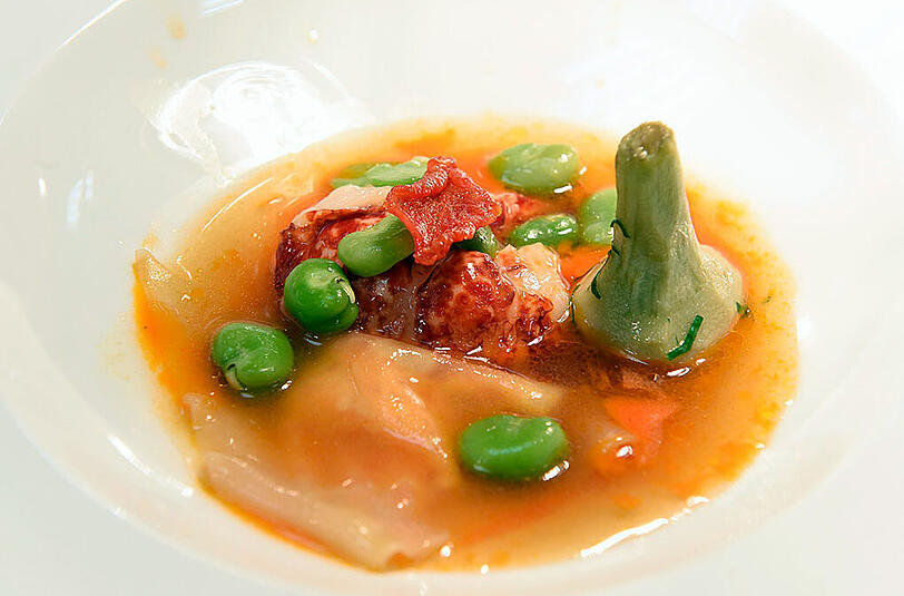 Bretonischer Hummer mit Tomatensud mit Artischocken und Fava-Bohnen