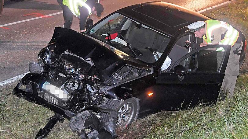 Beide Fahrzeuge wurden vollkommen zerstört, eine Frau starb, vier weitere Personen wurden teils schwer verletzt. Die Bilder vom Unfallort.