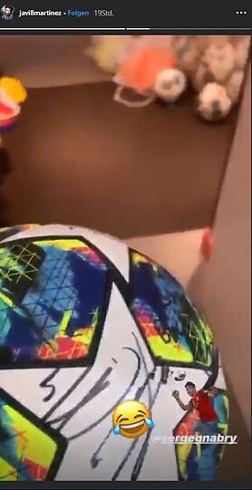 Das Bild aus dem Instagram-Video zeigt Javi Martínez beim erneuten Ball-Diebstahl.