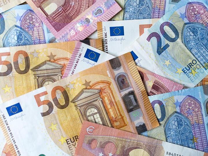 Zahlreiche Banknoten zu 10, 20 und 50 Euro liegen auf einem Tisch. Foto: Monika Skolimowska/dpa-Zentralbild/dpa/Illustration