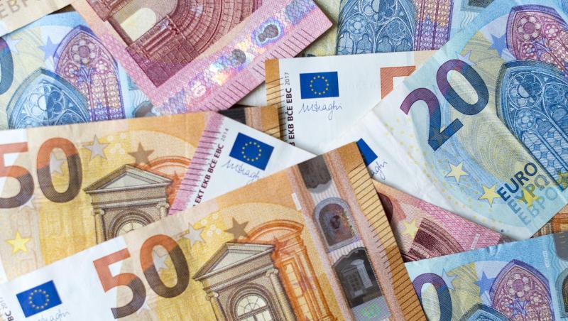 Zahlreiche Banknoten zu 10, 20 und 50 Euro liegen auf einem Tisch. Foto: Monika Skolimowska/dpa-Zentralbild/dpa/Illustration Zahlreiche Banknoten zu 10, 20 und 50 Euro liegen auf einem Tisch. Foto: Monika Skolimowska/dpa-Zentralbild/dpa/Illustration