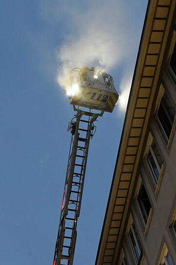 Treppenhaus in Flammen: 70 Einsatzkräfte der Feuerwehr waren im Lehel vor Ort.