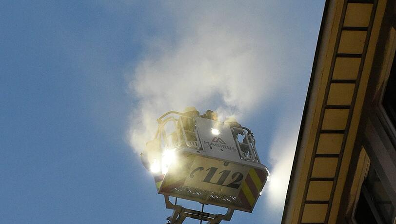 Treppenhaus in Flammen: 70 Einsatzkräfte der Feuerwehr waren im Lehel vor Ort. Treppenhaus in Flammen: 70 Einsatzkräfte der Feuerwehr waren im Lehel vor Ort.