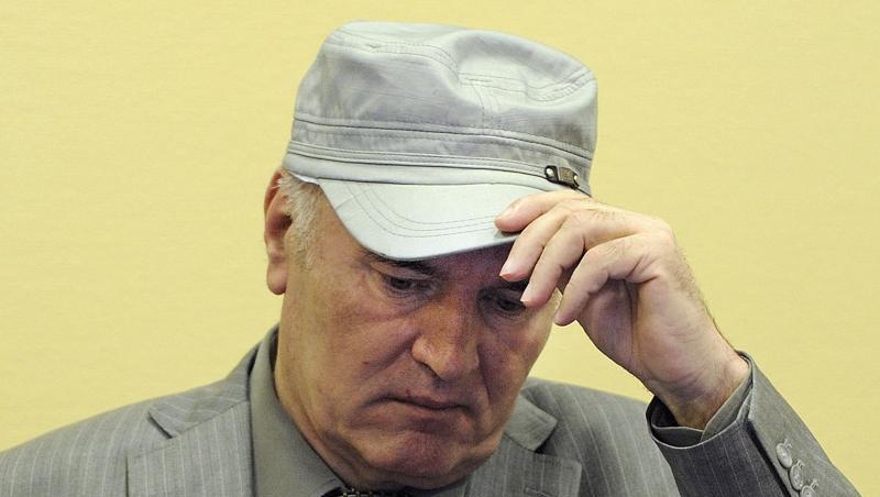 Der serbische Ex-General Ratko Mladic sitzt auf der Anklagebank des UN-Kriegsverbrechertribunals in Den Haag. Der serbische Ex-General Ratko Mladic sitzt auf der Anklagebank des UN-Kriegsverbrechertribunals in Den Haag.