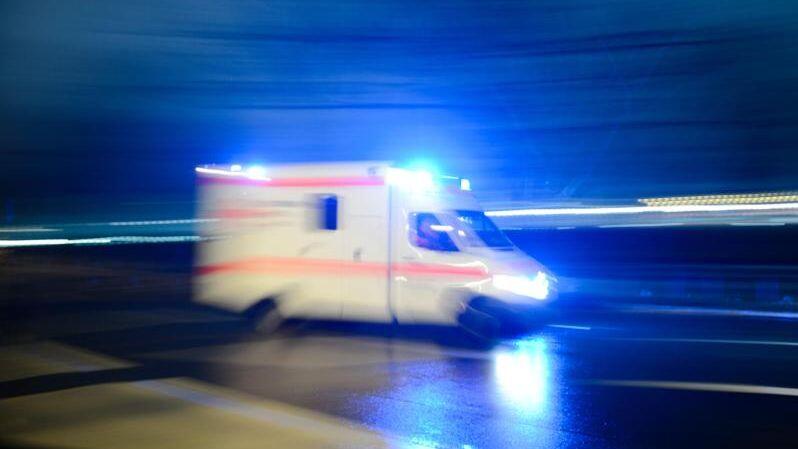 Ein Rettungswagen mit Blaulicht. Foto: Lukas Schulze/Archivbild