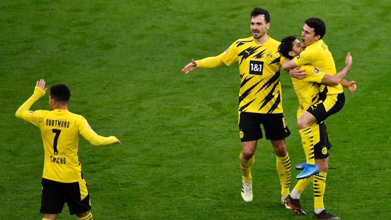 Dortmunds Mittelfeldspieler Mahmoud Dahoud (2.v.r) jubelt mit seinen Mannschaftskameraden über sein Tor zum 1:0.