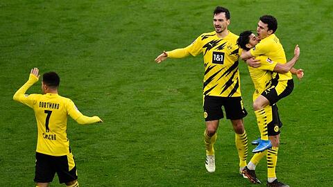 Dortmunds Mittelfeldspieler Mahmoud Dahoud (2.v.r) jubelt mit seinen Mannschaftskameraden über sein Tor zum 1:0.