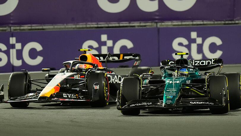 Aston-Martin-Pilot Fernando Alonso aus Spanien führt beim Start.