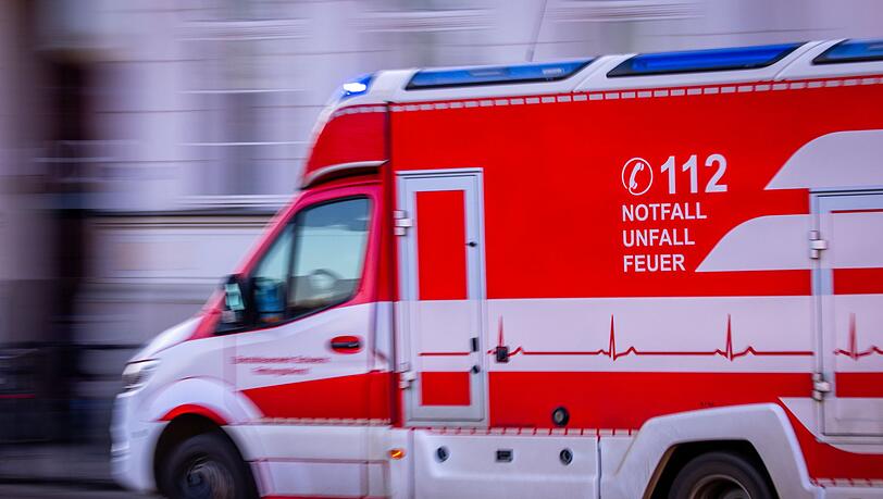 Notärzte im Einsatz: Zwei Mädchen mussten nach einem Badeunfall in einem Baggersee bei Schweinfurt reanimiert werden. (Symbolbild)