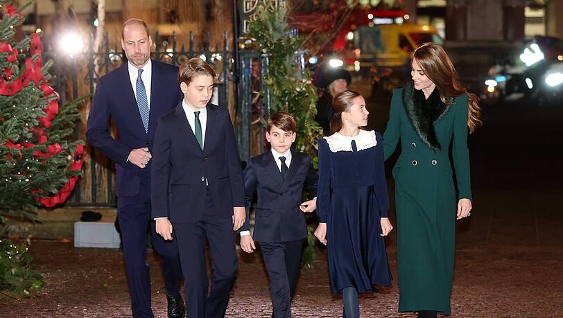 Prinz William , Prinz George, Prinz Louis und Prinzessin Charlotte mit Prinzessin Kate vor dem "Together At Christmas"-Konzert.