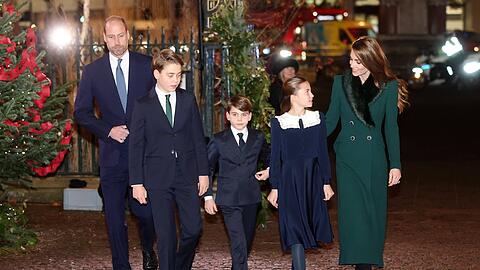 Prinz William , Prinz George, Prinz Louis und Prinzessin Charlotte mit Prinzessin Kate vor dem "Together At Christmas"-Konzert. Prinz William , Prinz George, Prinz Louis und Prinzessin Charlotte mit Prinzessin Kate vor dem "Together At Christmas"-Konzert.