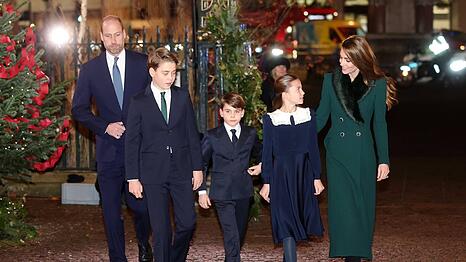 Prinz William , Prinz George, Prinz Louis und Prinzessin Charlotte mit Prinzessin Kate vor dem "Together At Christmas"-Konzert.