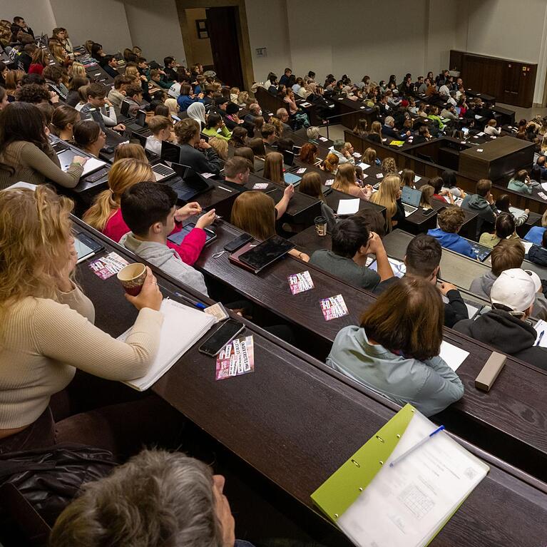 Studierende nehmen an der Einf&uuml;hrungsveranstaltung im Audimax der Ludwig-Maximilians-Universit&auml;t (LMU) teil. Ein Professor verdient als Grundgehalt zwischen 5500 und 8600 Euro.