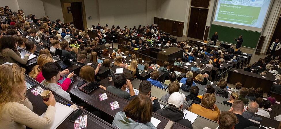 Studierende nehmen an der Einf&uuml;hrungsveranstaltung im Audimax der Ludwig-Maximilians-Universit&auml;t (LMU) teil. Ein Professor verdient als Grundgehalt zwischen 5500 und 8600 Euro.