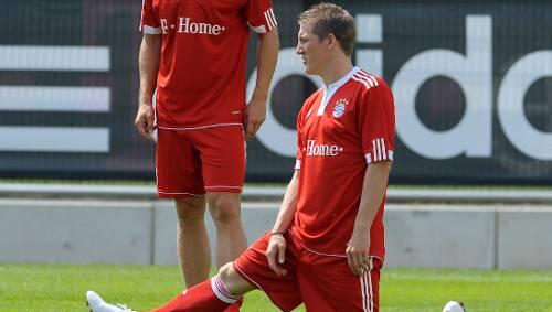 War nur kurz auf dem Platz zum Trainingsstart am 1. Juli, dann musste Bastian Schweinsteiger wieder zur Reha. War nur kurz auf dem Platz zum Trainingsstart am 1. Juli, dann musste Bastian Schweinsteiger wieder zur Reha.